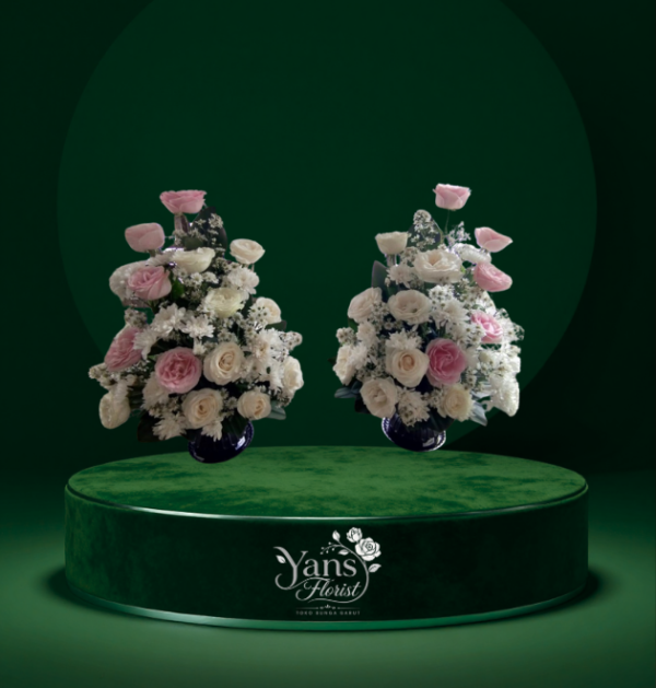 bunga meja florist garut Bunga meja Garut dari Yans Florist dengan rangkaian mawar segar dan vas elegan