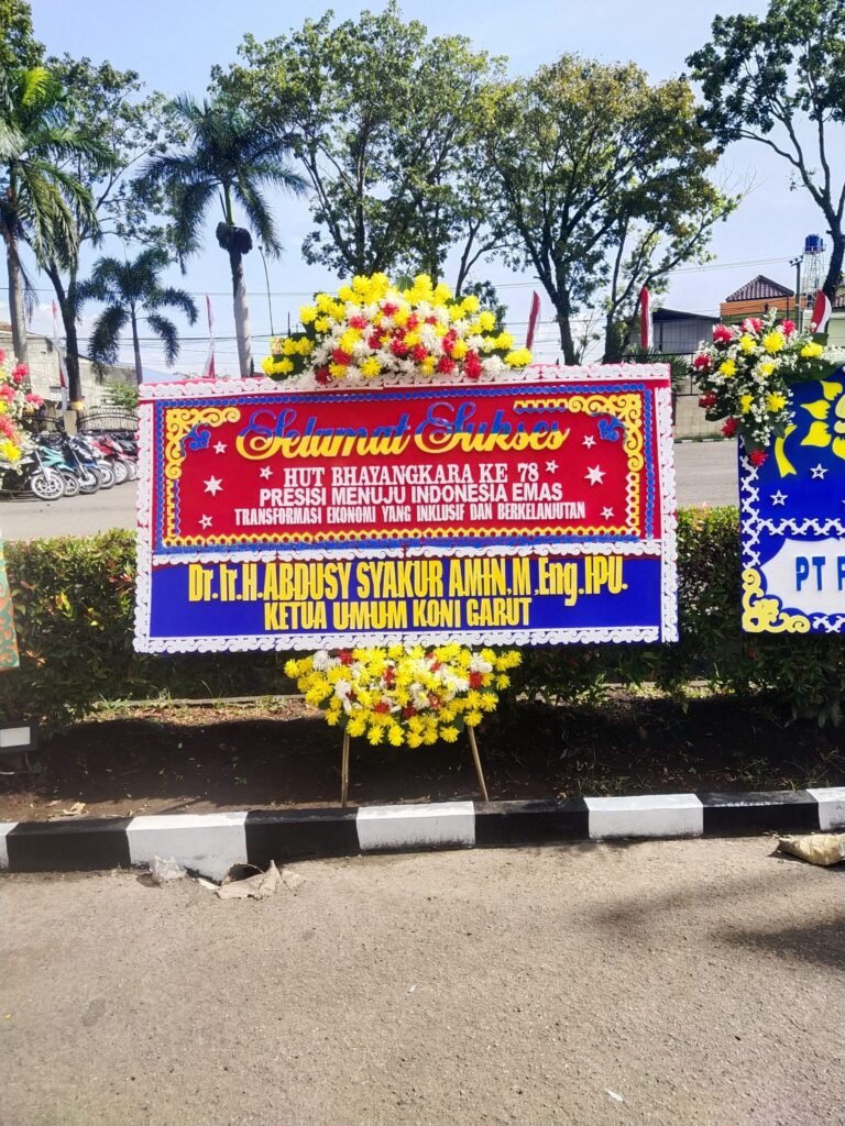 Karangan bunga papan Cigedug 24 jam dari Yans Florist untuk wisuda dan pernikahan