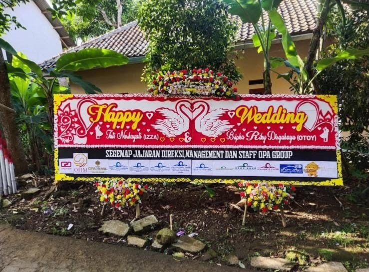 Papan bunga Cibiuk Garut dari Yans Florist untuk wisuda dan pernikahan